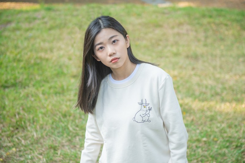 手持紅蘿蔔的動物 OVERSIZE 中性純棉圓領大學 T - 女上衣/長袖上衣 - 棉．麻 白色