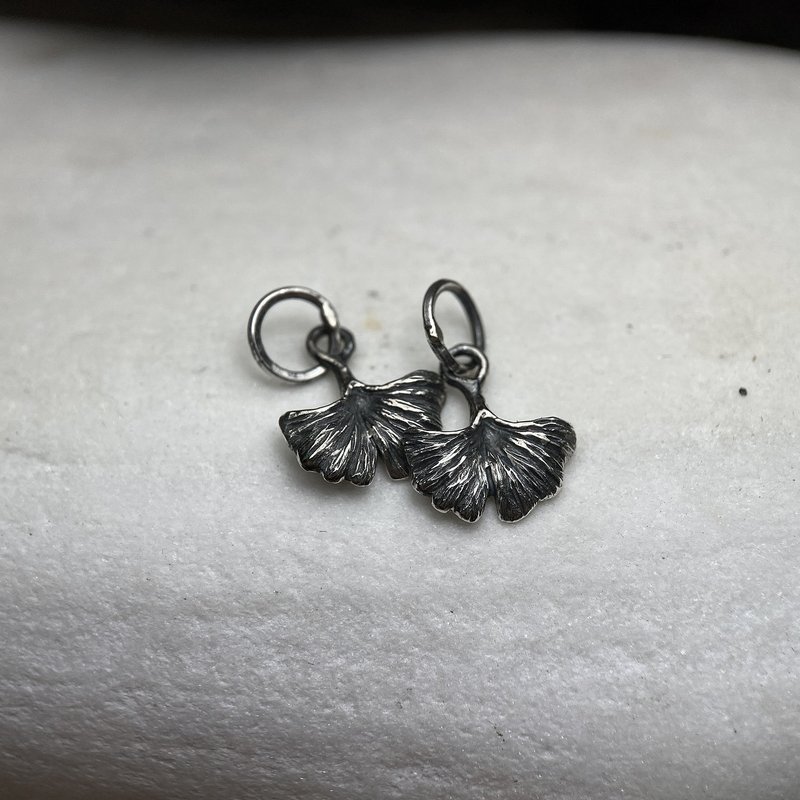 Ginkgo sterling silver pendant - สร้อยคอ - เงิน สีเงิน