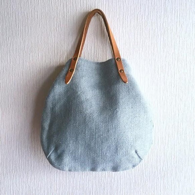 Jute (100% hemp) and thick oil-nume round tote bag S-size [Sax] - กระเป๋าถือ - หนังแท้ สีน้ำเงิน