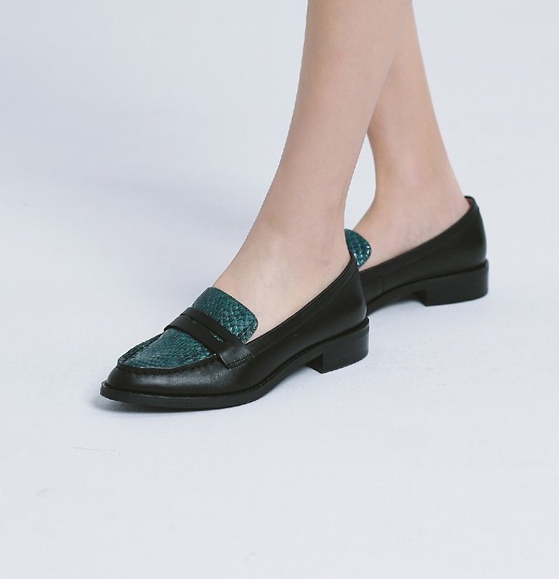 Hand stitching classic leather shoes Lefu black green snake pattern - รองเท้าอ็อกฟอร์ดผู้หญิง - หนังแท้ สีดำ