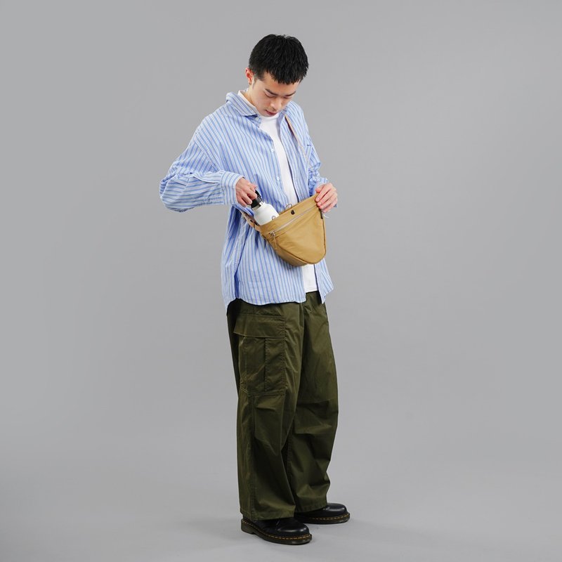 環保RE系列 | 隨身三角斜背側背包 ROOS (淺胡桃木) 水瓶收納間隔 - 側背包/斜背包 - 尼龍 卡其色