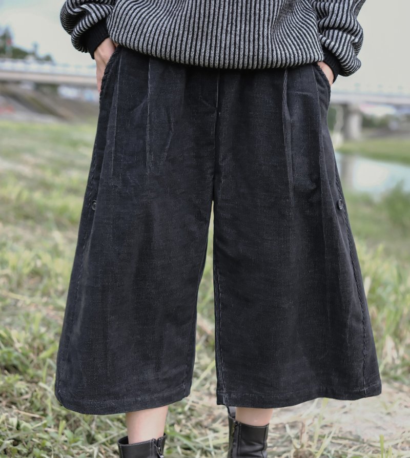 Shibuya FIRST gradient corduroy side button cropped pants - 2 colors - cropped black - Women's Shorts - Cotton & Hemp Black