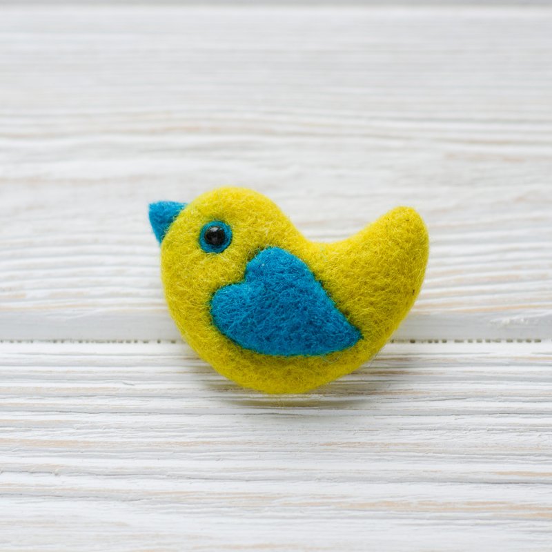 Ukrainian flag colors pin Ukraine colors bird brooch Handmade Ukrainian jewelry - 胸針 - 羊毛 黃色