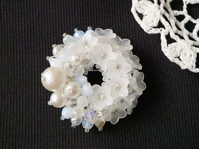 Spring Dream Spiraea wreath brooch - Brooches - Glass White