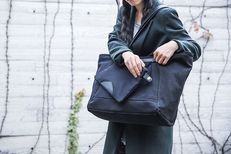 Minimalist Casual Tote Bag / Shoulder Bag in Water Resistant Canvas Black - กระเป๋าถือ - ผ้าฝ้าย/ผ้าลินิน สีดำ