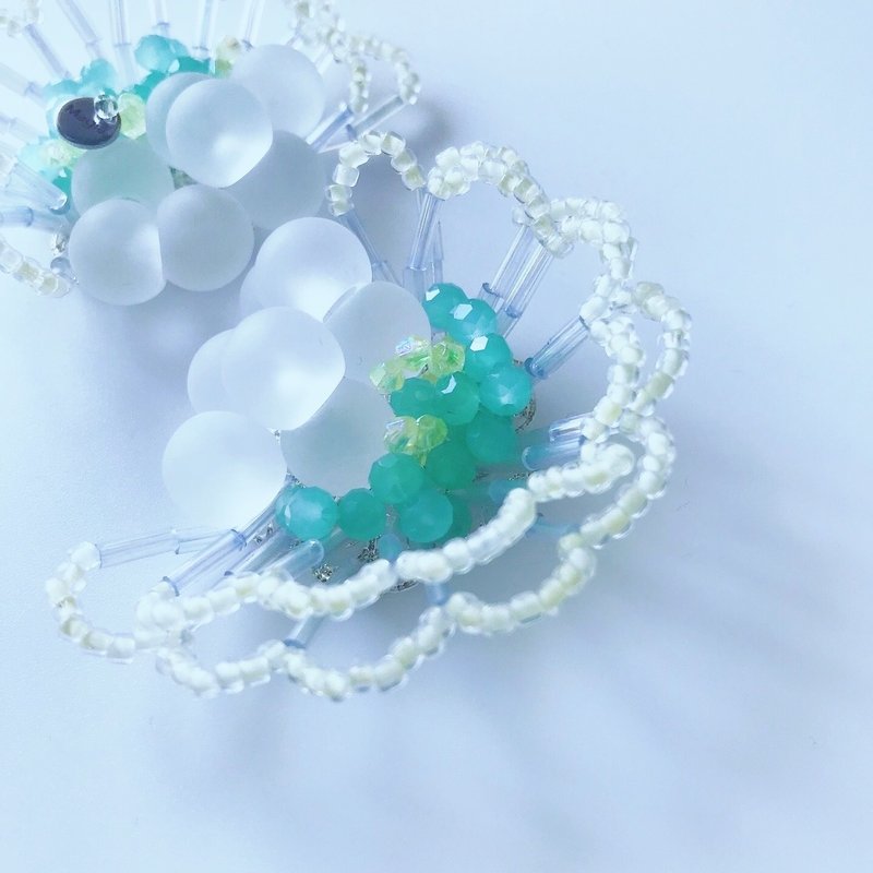 71020—— miwaku—— Miwaku—— Frill bead earrings——Cream*Green - ต่างหู - แก้ว สีเขียว