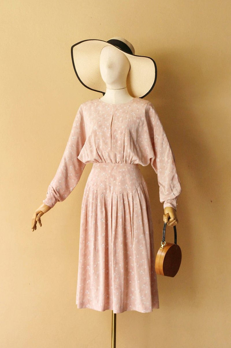 VINTAGE Dolman sleeve dress in romantic pink, waist 25 inch. - ชุดเดรส - เส้นใยสังเคราะห์ สึชมพู