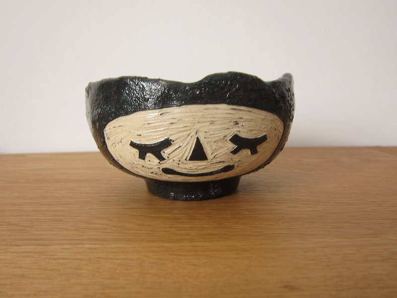 Girl pottery bowl - เซรามิก - ดินเผา สีดำ