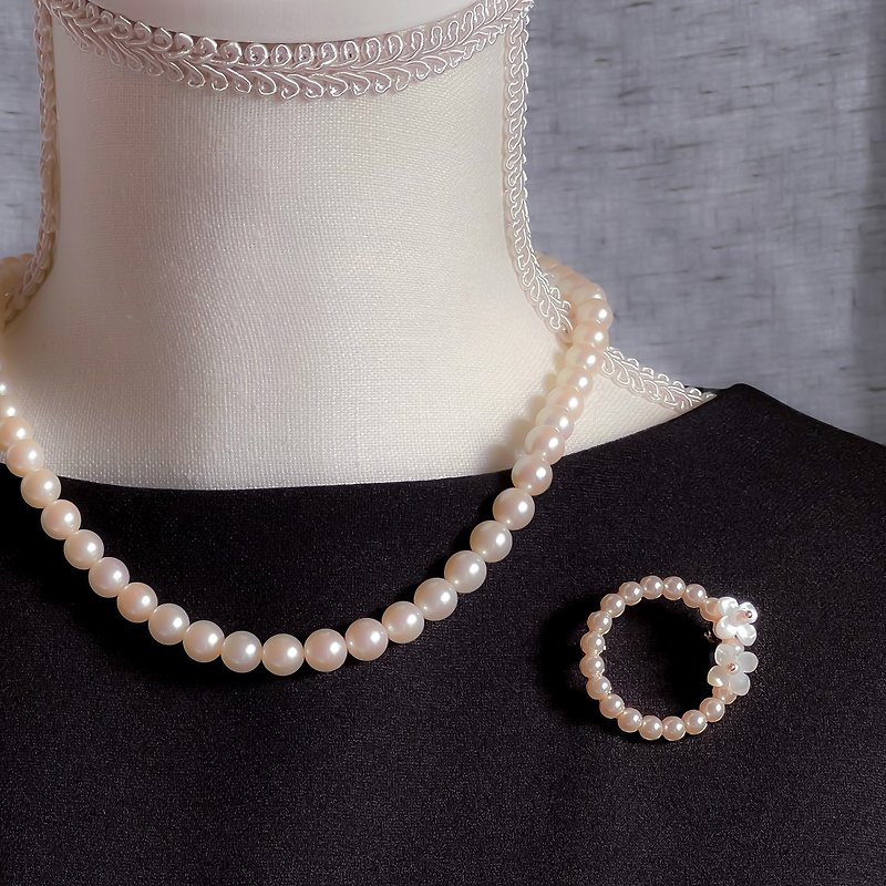Mother of Pearl & Swarovski Pearl Brooch【gift box】 - Brooches - Semi-Precious Stones White