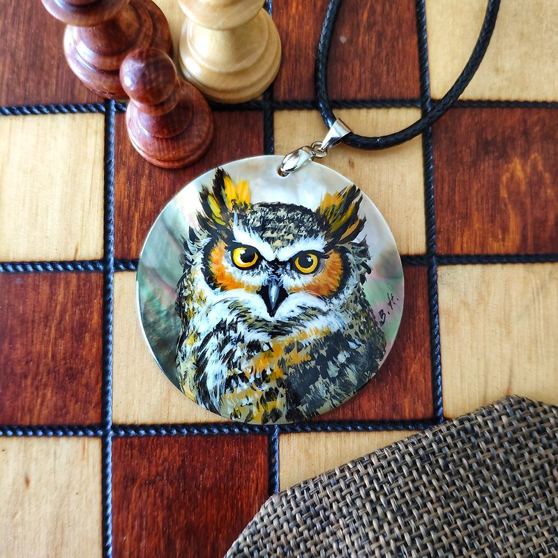 Majestic Eagle Owl on Russian lacquer pearl necklace. Dainty wild bird pandant - Necklaces - Shell Brown