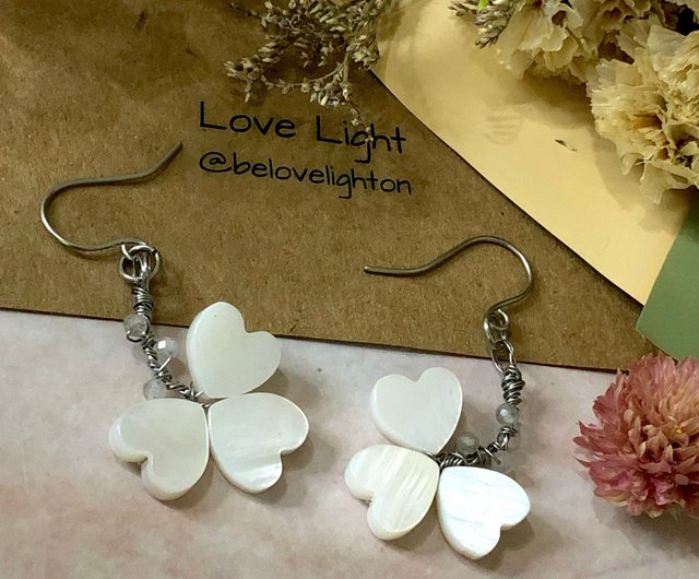 ホワイトシェルクローバーハンドメイドイヤリングブライダルイヤリング