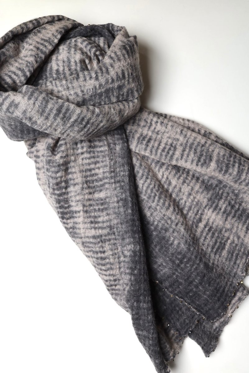 [Christmas Gift Box] Cashmere boiled wool hand-beaded scarf shawl large square scarf light gray blue texture - Knit Scarves & Wraps - Wool Gray