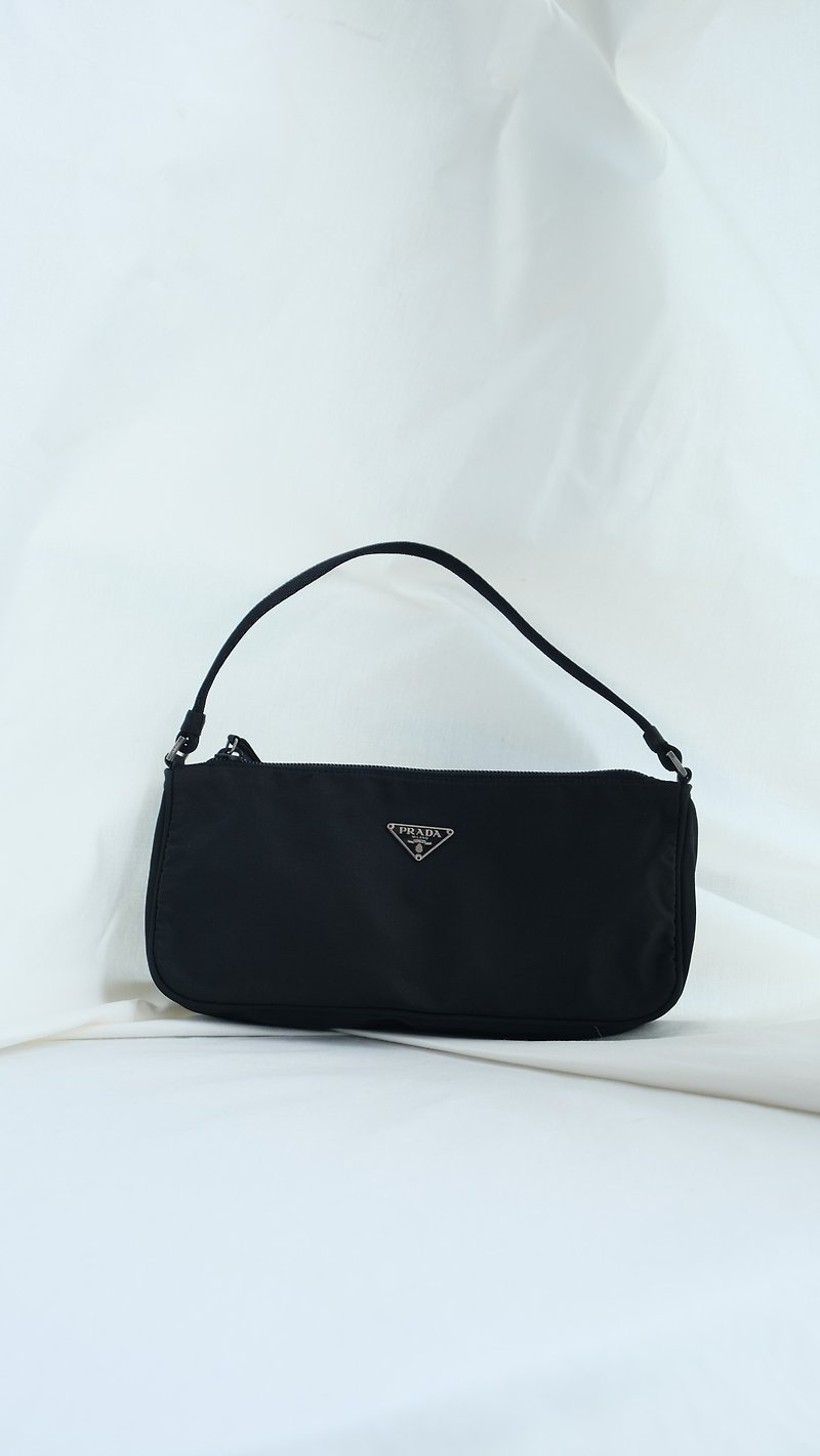 PRADA Triangle Logo Black Zipper Handbag Japanese Second-hand Vintage - กระเป๋าถือ - เส้นใยสังเคราะห์ สีดำ