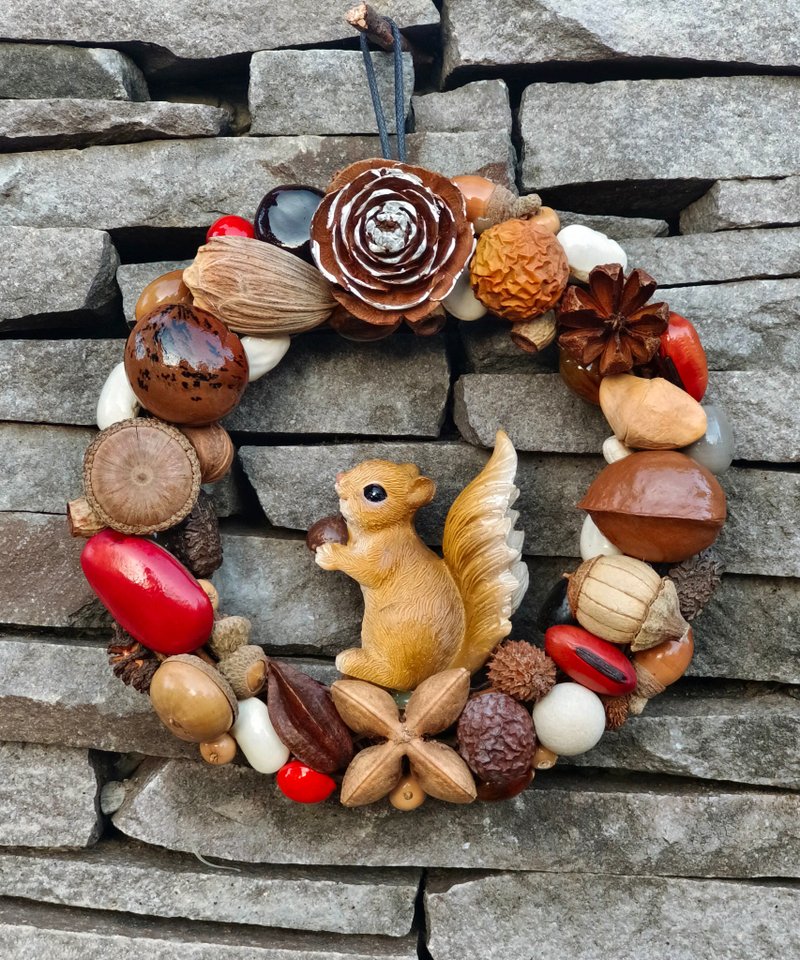 Adorable Squirrel Fruit and Seed Wreath - ของวางตกแต่ง - วัสดุอื่นๆ 
