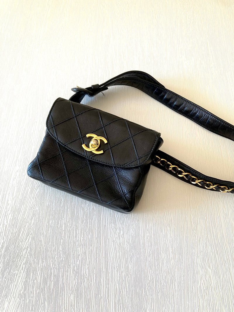 [LA LUNE] Rare second-hand Chanel black belt shoulder armpit small bag side back handbag - กระเป๋าแมสเซนเจอร์ - หนังแท้ สีดำ