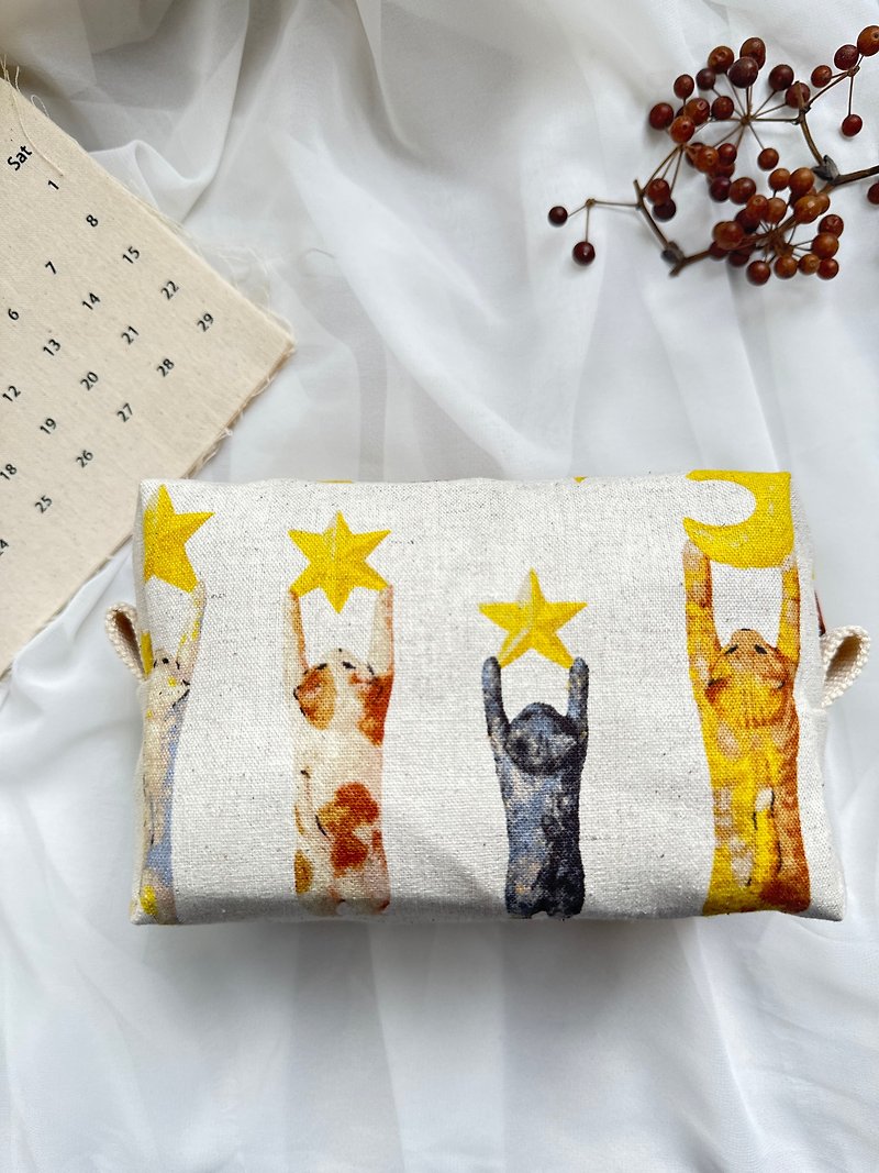 [Handmade on a Good Day] Japanese-style Cat Reaching for Stars and Moon Handmade Pencil Bag Cosmetic Bag Storage Bag Gift - กล่องดินสอ/ถุงดินสอ - ผ้าฝ้าย/ผ้าลินิน สีส้ม