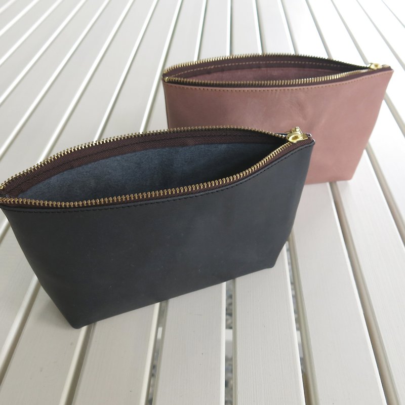 Piece of LBT thin leather bag _can be used as a cosmetic bag, travel bag, pencil case, portable bag - กระเป๋าเครื่องสำอาง - หนังแท้ 