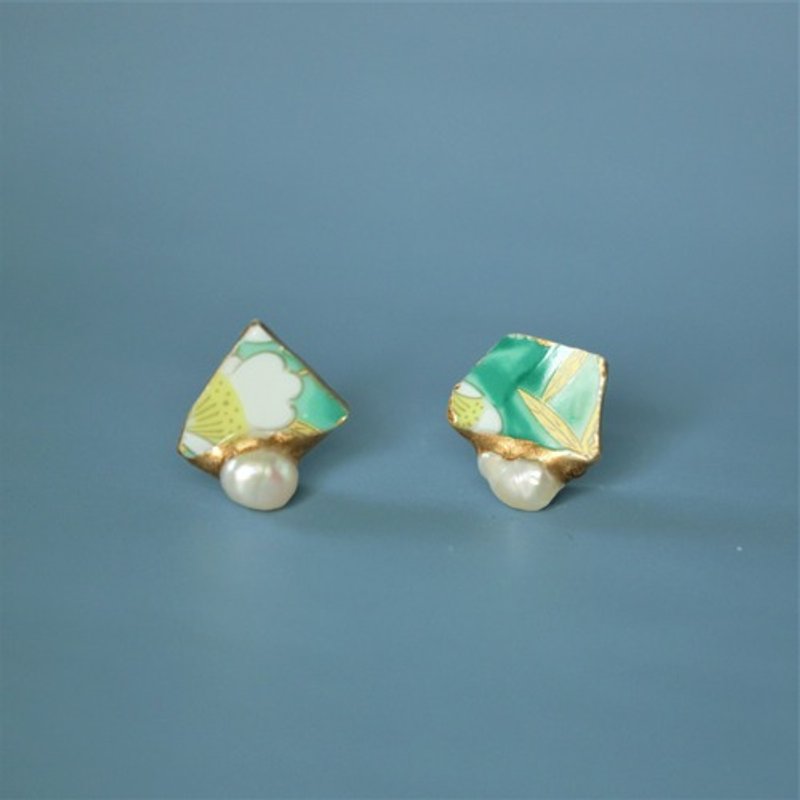 Arita porcelain porcelain piece Kintsugi pierced Clip-On / green porcelain piece, freshwater pearl - Earrings & Clip-ons - Pottery Green