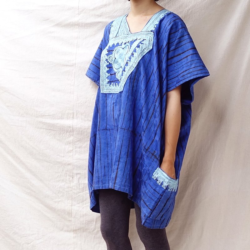 BajuTua /古著/ 寶藍色西非傳統蠟染上衣 - 男 T 恤 - 棉．麻 藍色