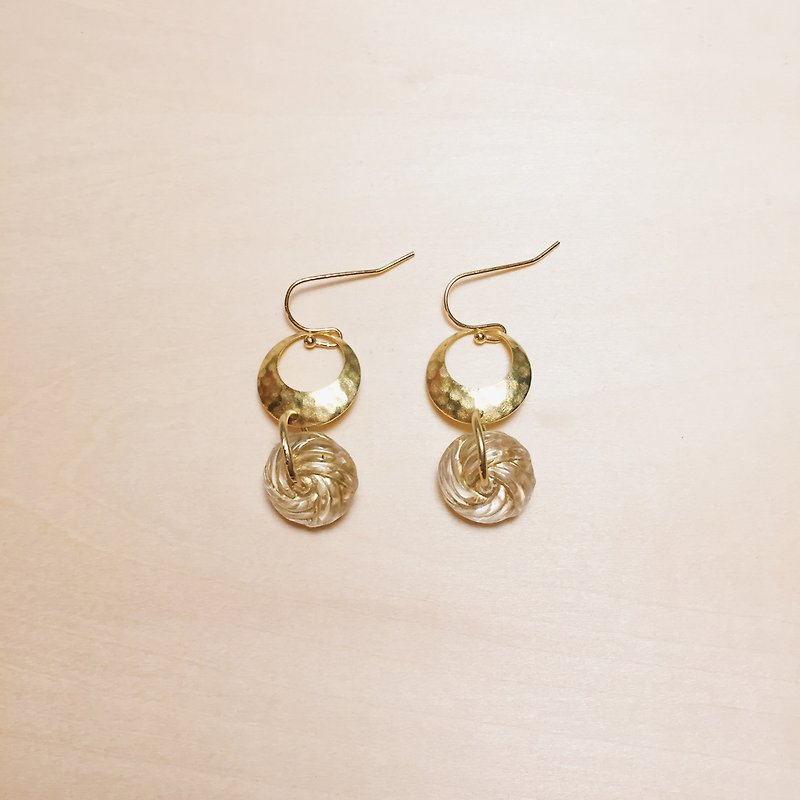 Retro texture hollow Bronze circle earrings maltose - Earrings & Clip-ons - Copper & Brass Gold