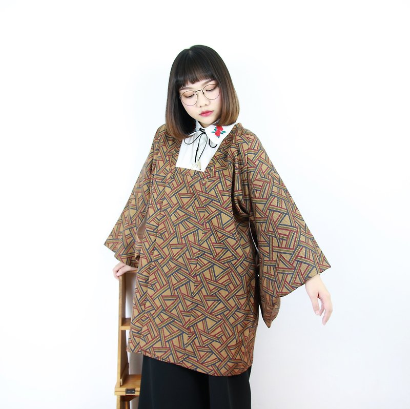 Back to Green 日本帶回 道行 卡其底 規律線條 滿版 vintage kimono KD-06 - 外套/大衣 - 絲．絹 
