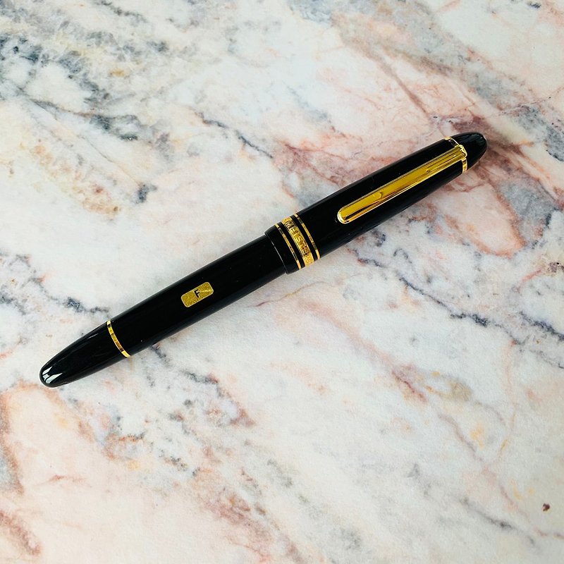 MONTBLANC Montblanc 14K Gold Gentleman's Fountain Pen Produced in the 1980s / 146 mid-range - Fountain Pens - Resin Black