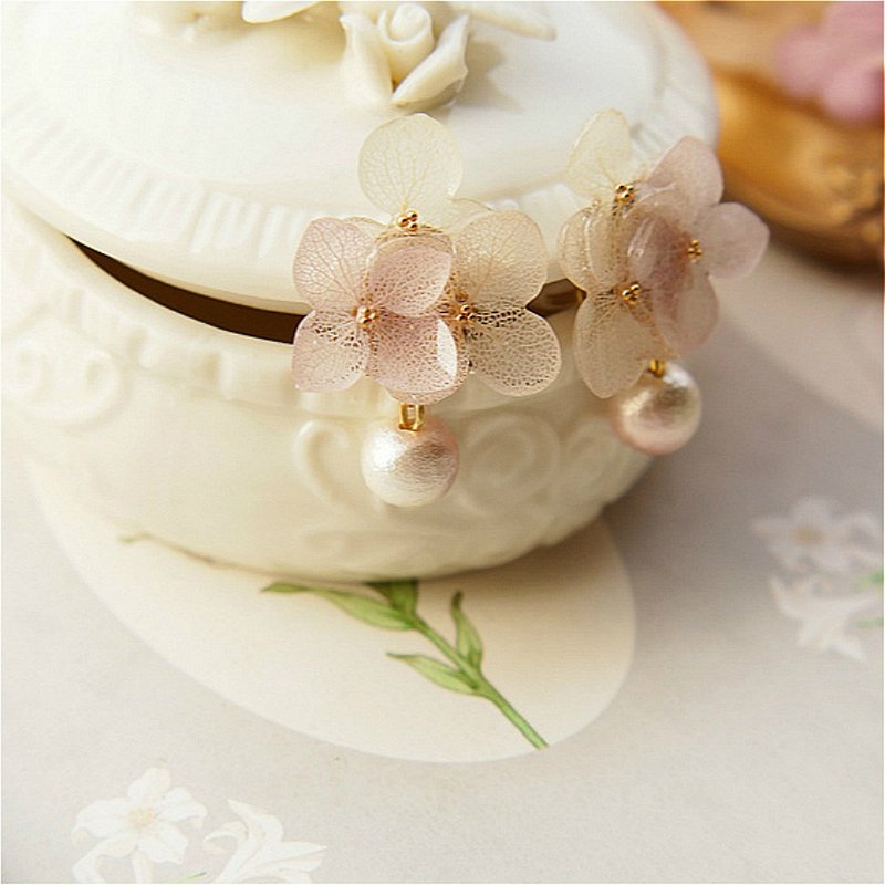 Original | Sakura shell Japanese pink and white gradient hydrangea immortal flower × cotton pearl sterling silver earrings ear clips - Earrings & Clip-ons - Plants & Flowers Pink