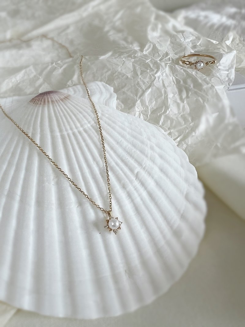 Stellar Necklace - 18K Akoya Pearl & 0.04ct Natural Diamond Necklace - สร้อยคอ - เครื่องประดับ สีทอง