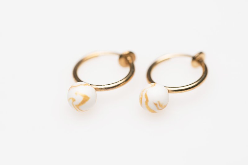 Hand made white hanging earrings - ต่างหู - ดินเหนียว สีทอง