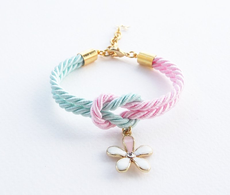 Light mint and light pink knot rope bracelet with white flower charm - สร้อยข้อมือ - วัสดุอื่นๆ สึชมพู