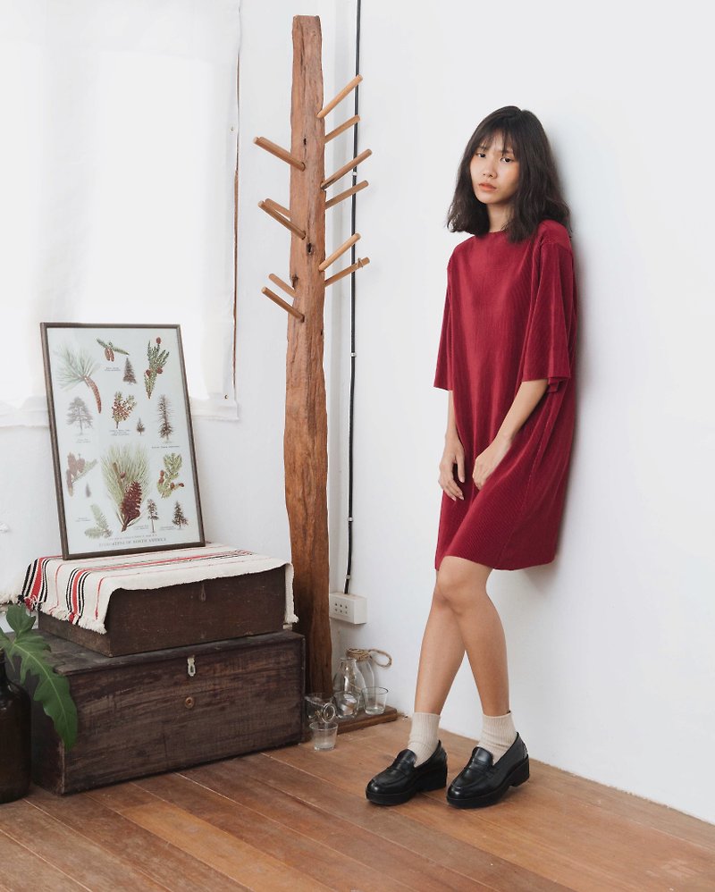 MAROON RED PLEAT OVERSIZED DRESS WITH HIGH NECK - 連身裙 - 其他材質 紅色