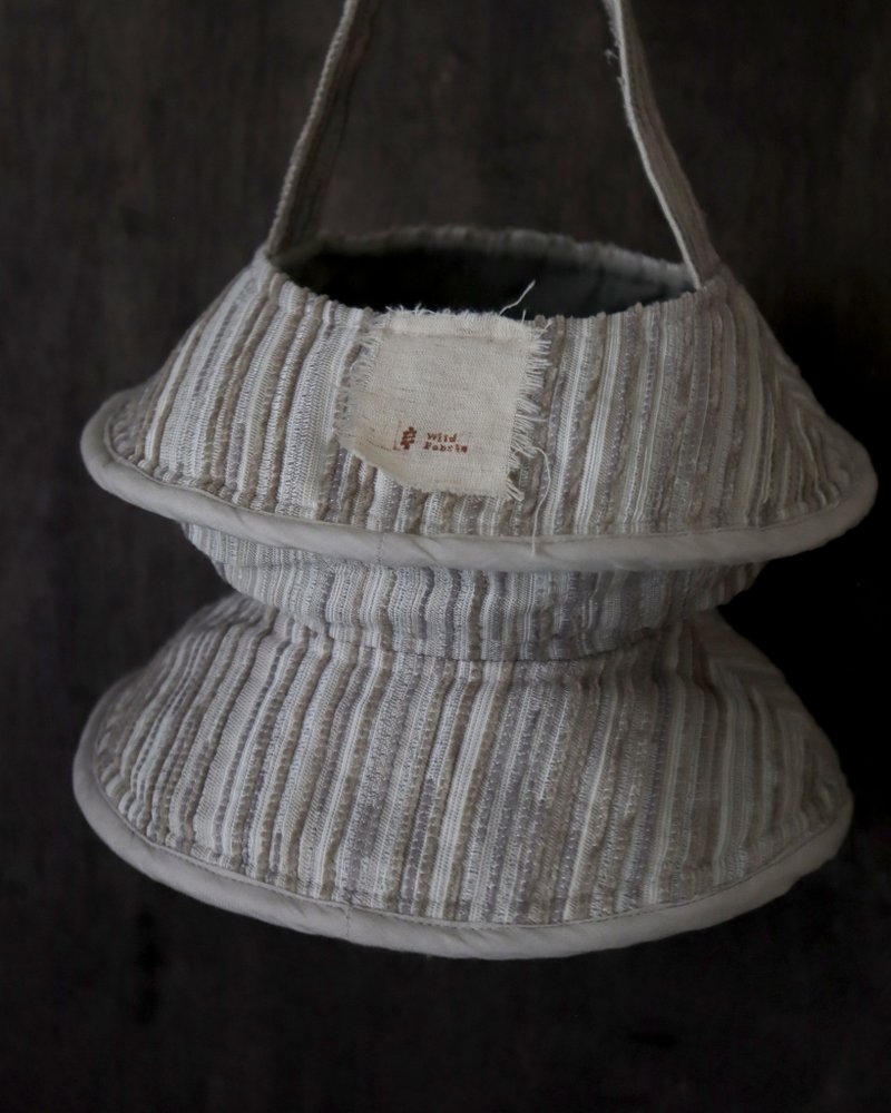 Buye double-sided spring folding lantern bag with diagonal stripes x gray green - กระเป๋าถือ - ผ้าฝ้าย/ผ้าลินิน สีเทา