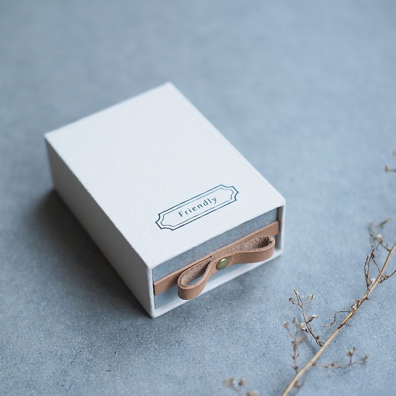 Friendly Kinari) A small slide gift box with genuine leather that conveys your feelings - วัสดุห่อของขวัญ - กระดาษ ขาว