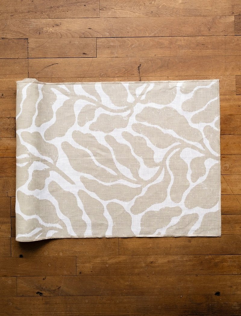 Nordic design - LEAVES LINEN TABLE RUNNER, SAND table runner blades - ผ้ารองโต๊ะ/ของตกแต่ง - ลินิน สีกากี