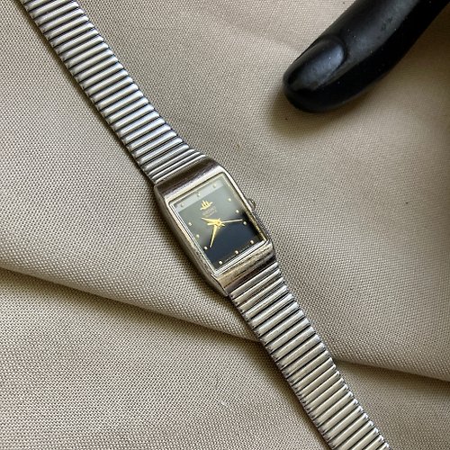 一J Studio ≡ vintage ≡ SEIKO 圓弧方形銀色 錶耳交叉紋路 彈性錶帶 皇冠系列 古董錶