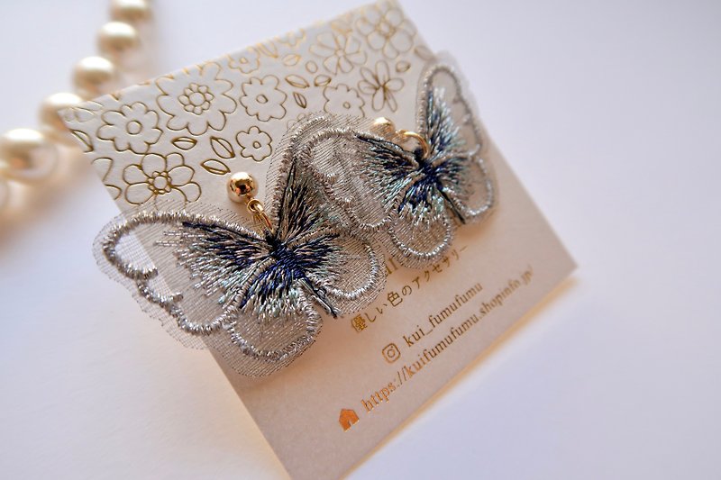 蝶々の耳飾り。silver - ピアス・イヤリング - 刺しゅう糸 シルバー