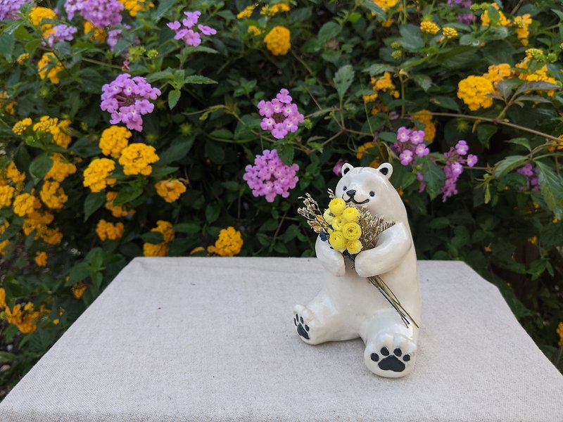 Hand Pinch Pottery-Hand Hold Flower Polar Bear L (Sitting) - ของวางตกแต่ง - เครื่องลายคราม ขาว