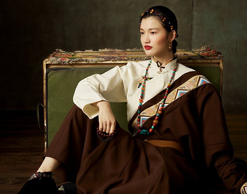 Inheriting Tibetan traditional new Chinese style stand collar shirt - Women's Tops - Cotton & Hemp White