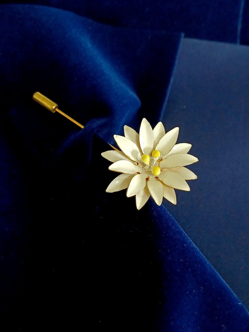 vintage jewelry  SANDOR 經典白色立體琺瑯花 帽針 棒針 別針 - 胸針 - 其他金屬 