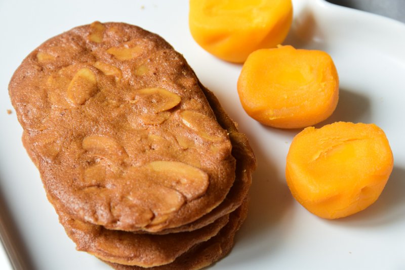 Almond Tuile Cookies (Golden Yolk) - คุกกี้ - อาหารสด สีนำ้ตาล