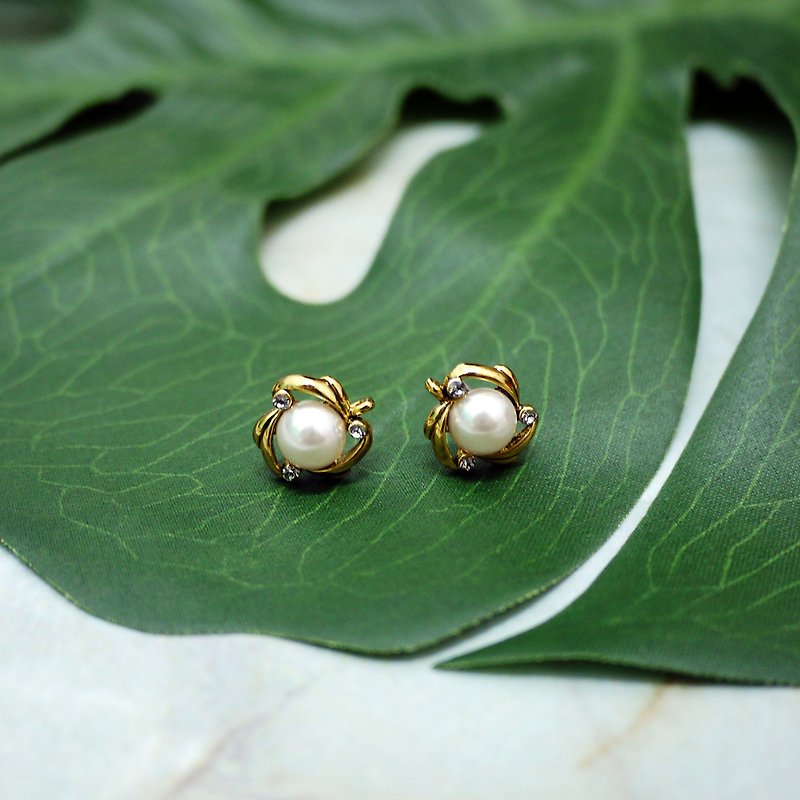 Lucky Leaf Pearl Earrings - ต่างหู - โลหะ ขาว