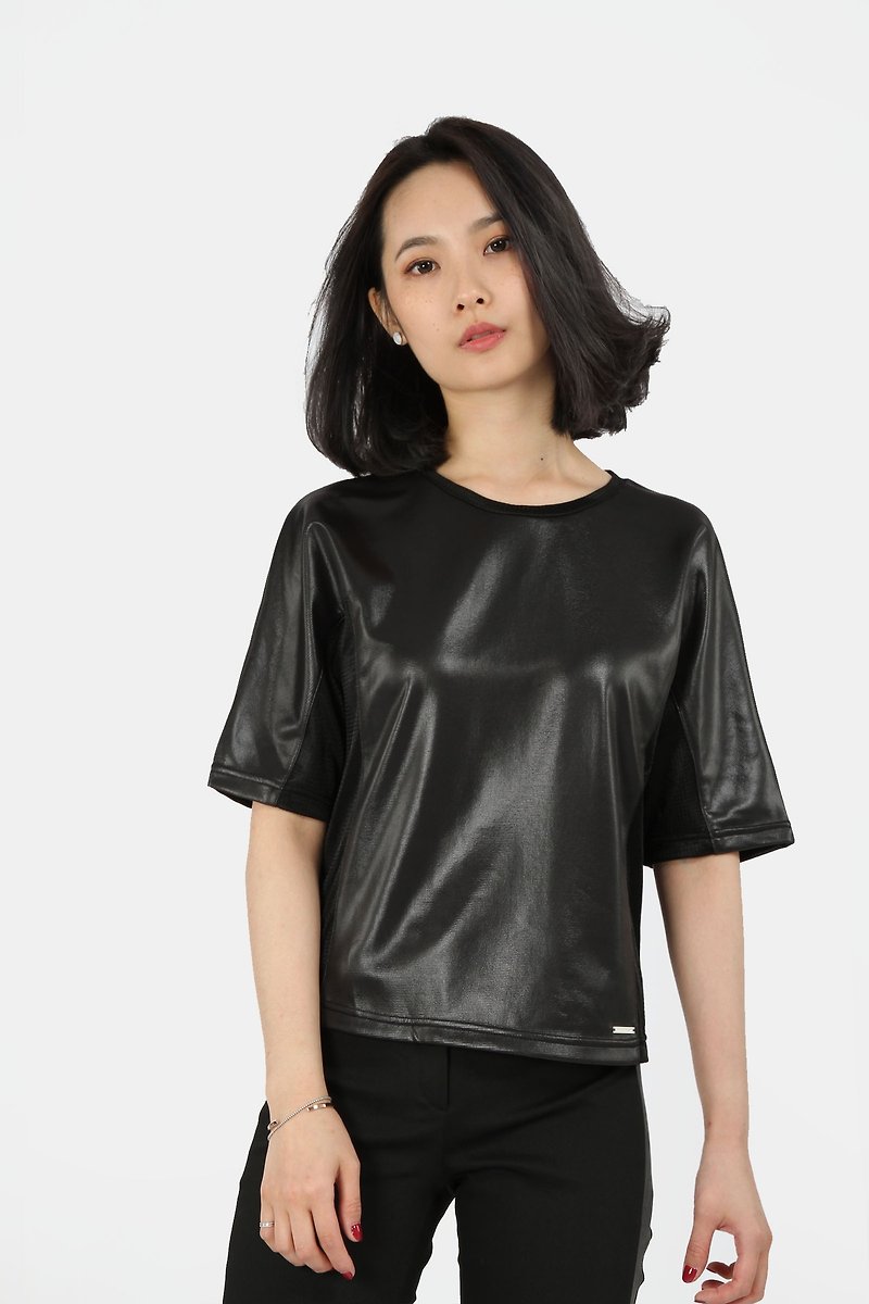 Calendered leather-feeling suction row five-quarter sleeves-black - เสื้อยืดผู้หญิง - เส้นใยสังเคราะห์ สีดำ