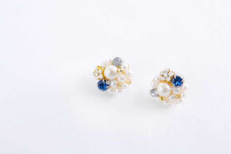 Bouquet earrings Pearl × Bijoux (earrings) blue & clear - ต่างหู - โลหะ สีน้ำเงิน