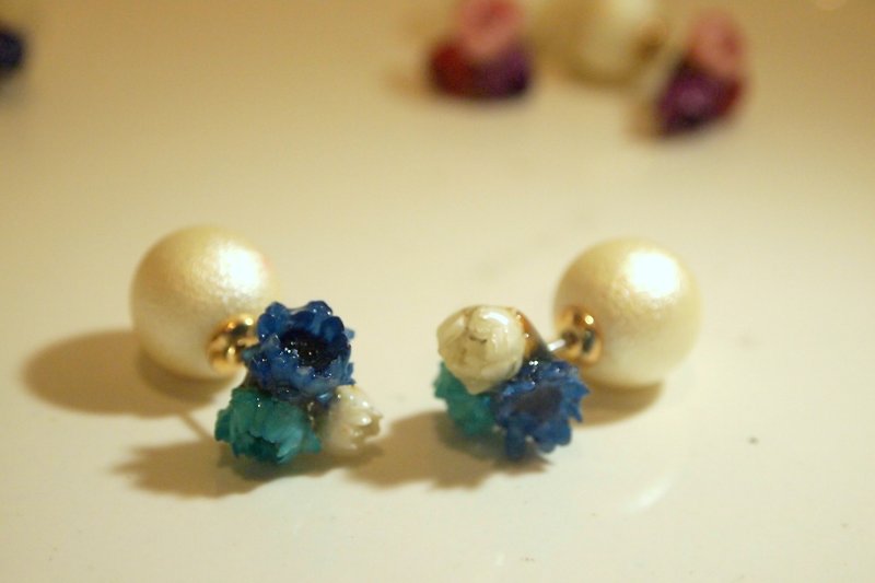 Dried and fresh green-blue color Daisy earrings - ต่างหู - พืช/ดอกไม้ หลากหลายสี
