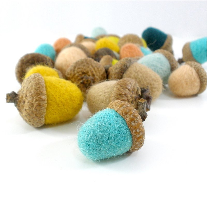 I wool felt acorn pins I small things in the forest department. 30 colors are available. Safe and non-toxic dyes. Acorn - เข็มกลัด - ขนแกะ หลากหลายสี