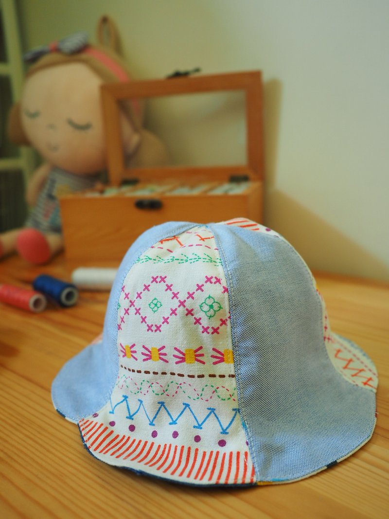 Handmade reversible sun protection Hat blue colorful pattern - หมวกเด็ก - ผ้าฝ้าย/ผ้าลินิน สีน้ำเงิน