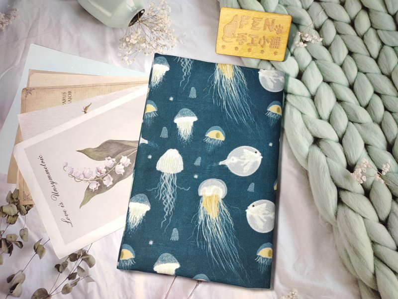 海洋系列-美國限量布料薄棉-海洋款水母布書套-布書衣適用A5-25K - 書衣/書套 - 棉．麻 