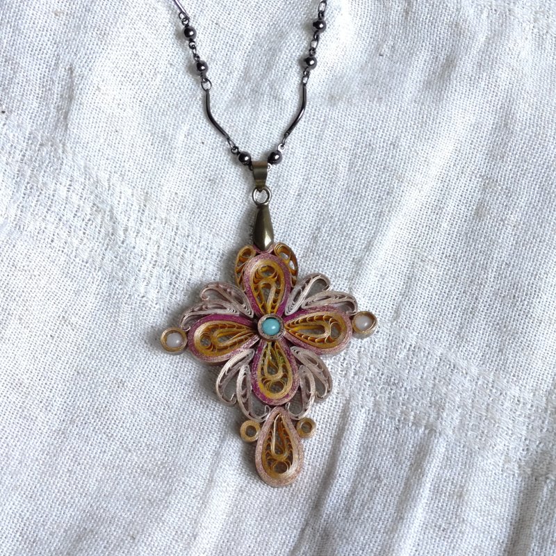 長版橘紅雙色仿金花式捲紙珠飾搭配金屬項鍊 - 項鍊 - 紙 橘色