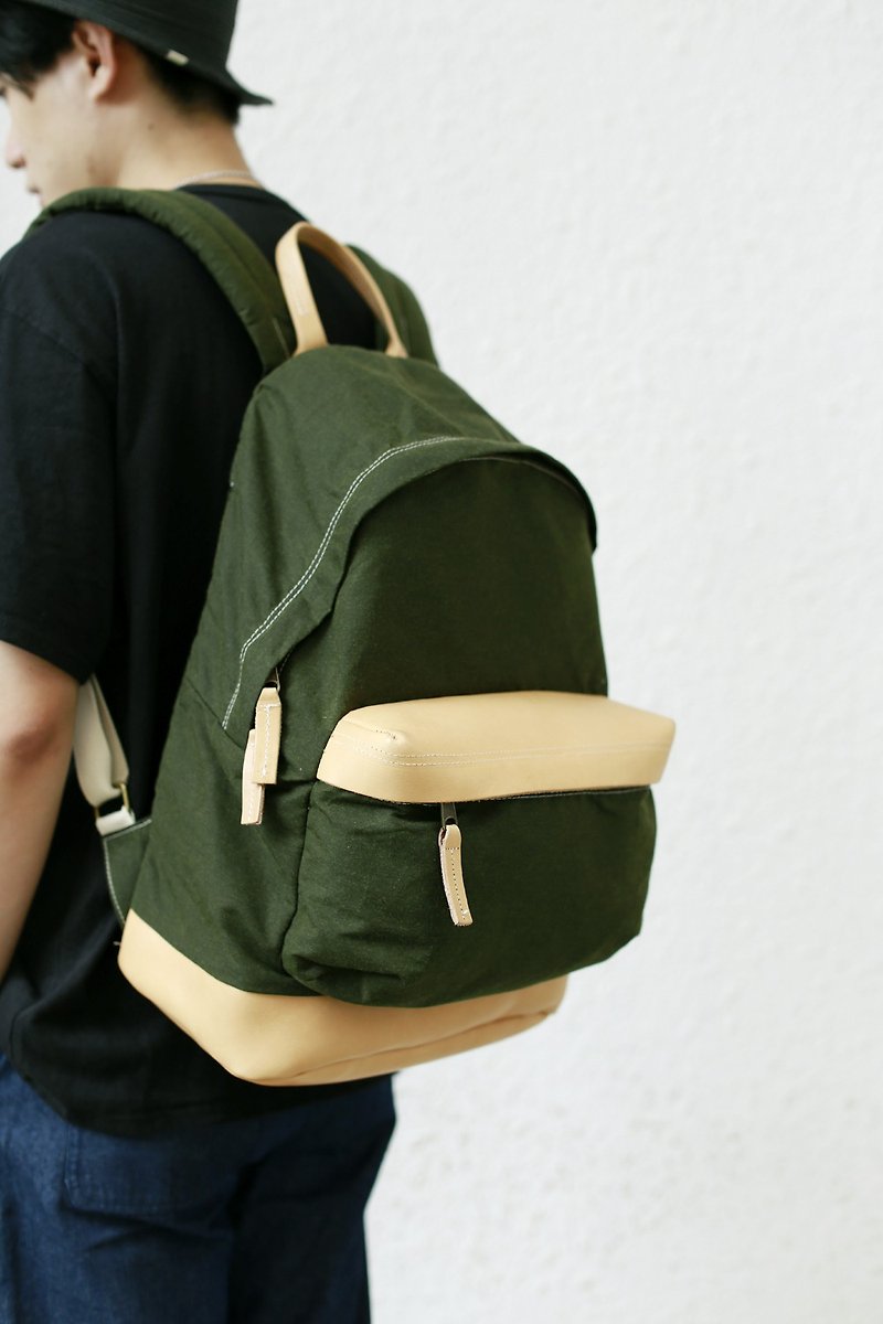 Army Green Backpack - กระเป๋าเป้สะพายหลัง - กระดาษ สีเขียว