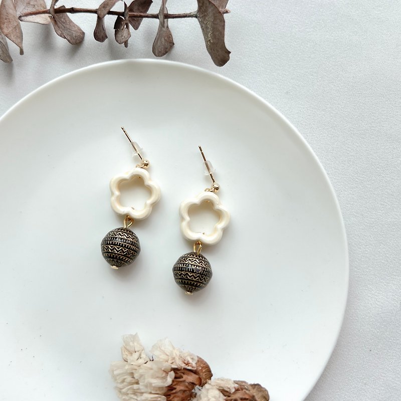 Marshmallow Two | Handmade Accessories | Vintage - Earrings & Clip-ons - Other Materials Black